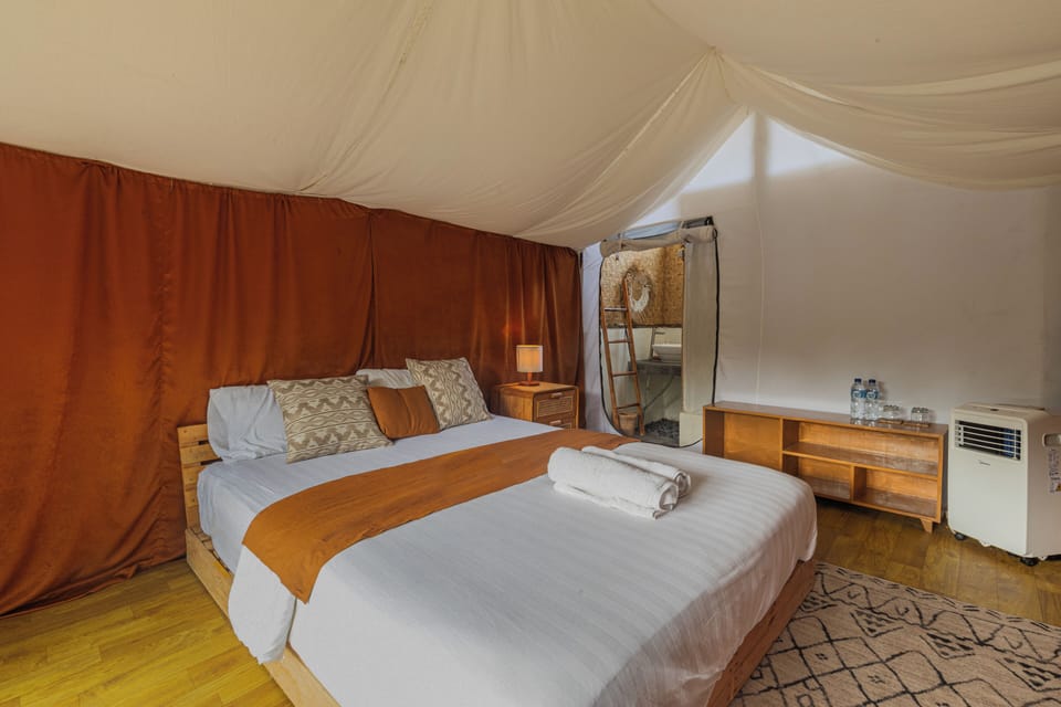 Superior Tent, River View | Bed sheets