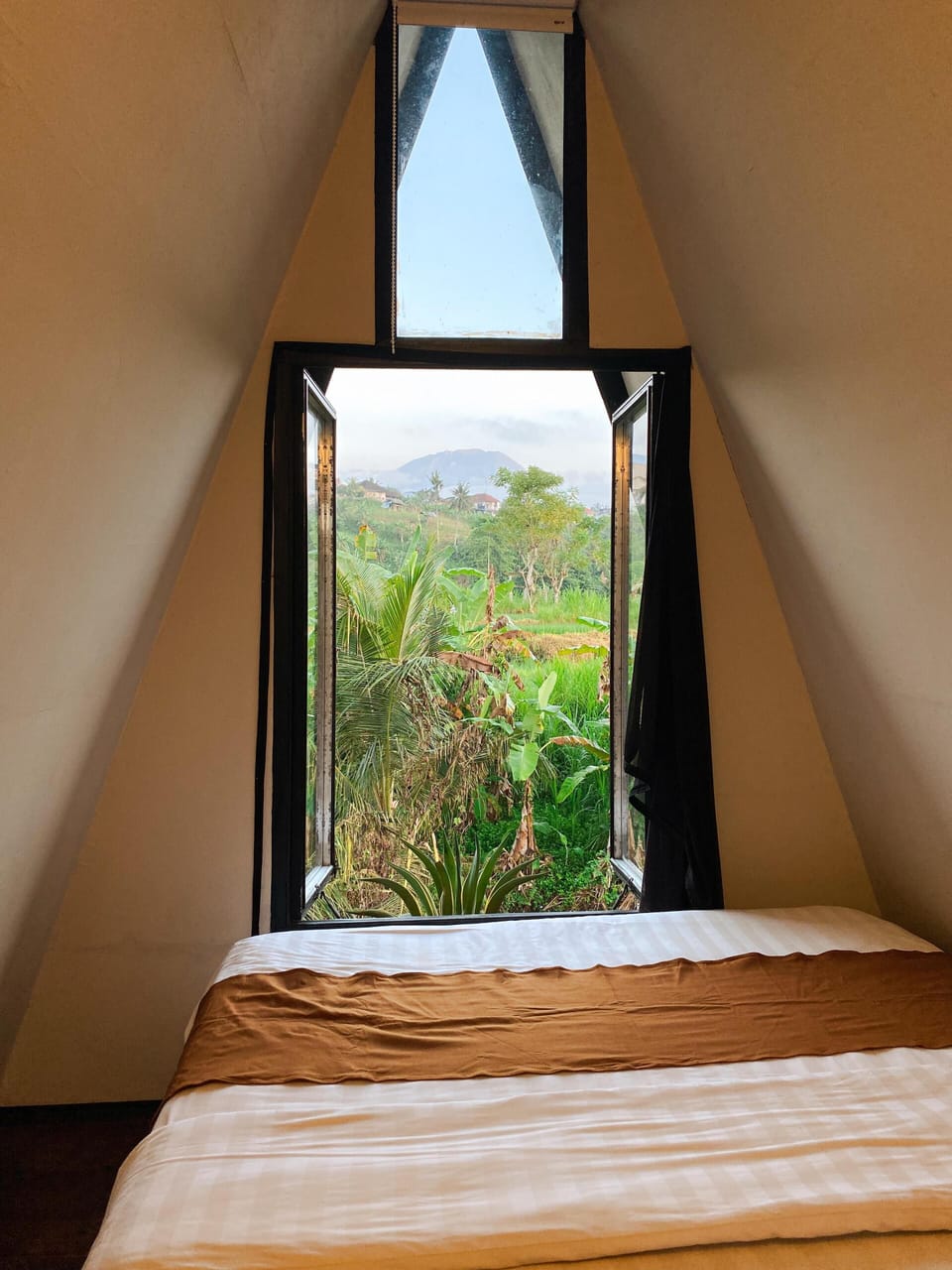 Deluxe Room, Balcony, River View | Bed sheets
