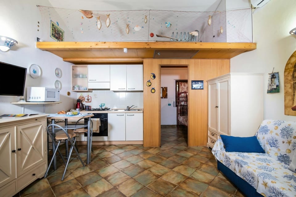 Family Apartment, Multiple Bedrooms (Su Entu) | Private kitchen | Fridge, microwave, oven, stovetop