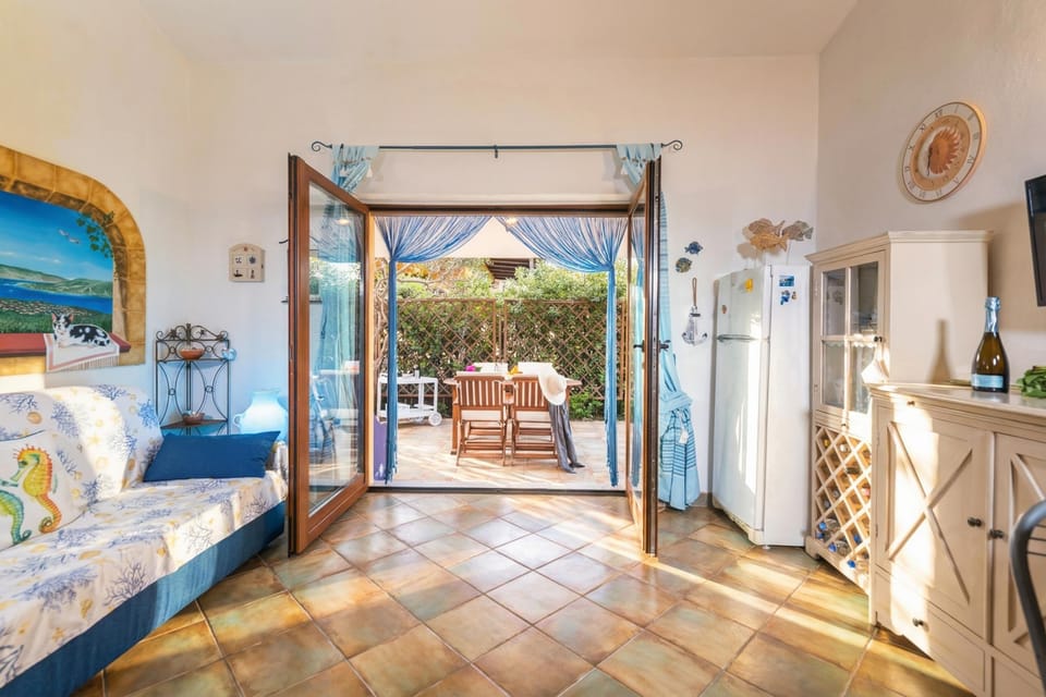 Family Apartment, Multiple Bedrooms (Su Entu) | Living area | 21-inch flat-screen TV with cable channels, TV