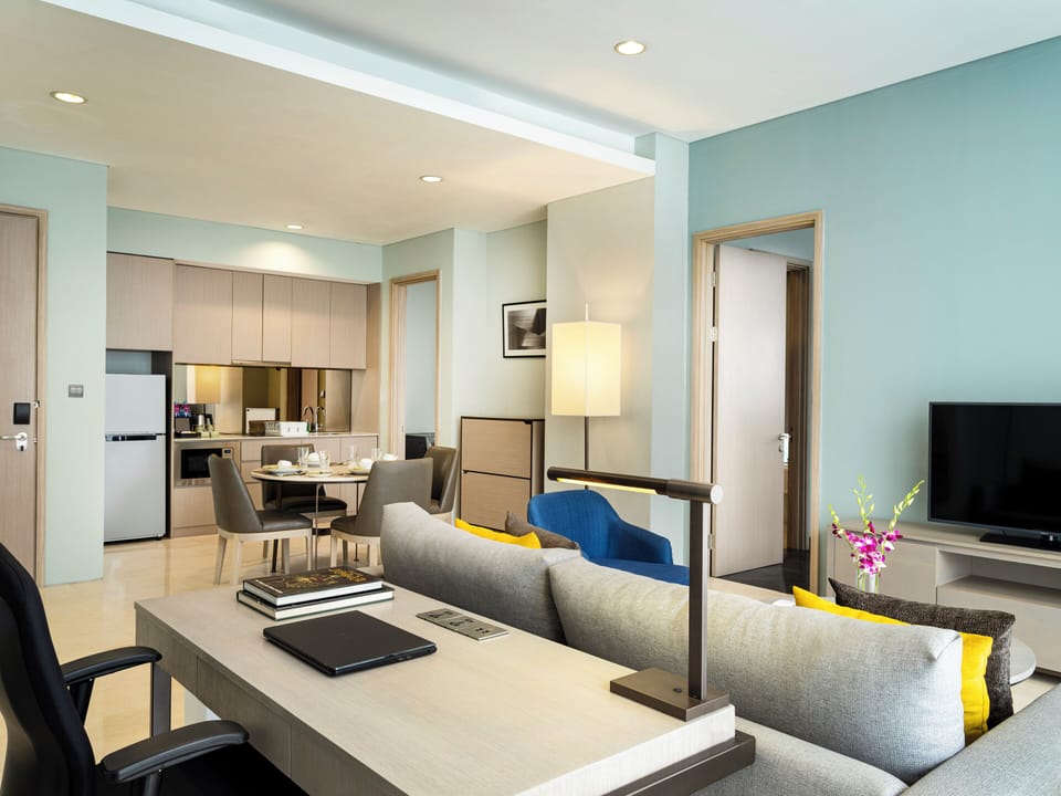 Premier Room, 1 King Bed | Living room | 43-inch Smart TV with satellite channels
