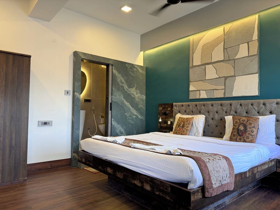 Premier Room, Multiple Bedrooms, City View | Egyptian cotton sheets, premium bedding, desk, laptop workspace