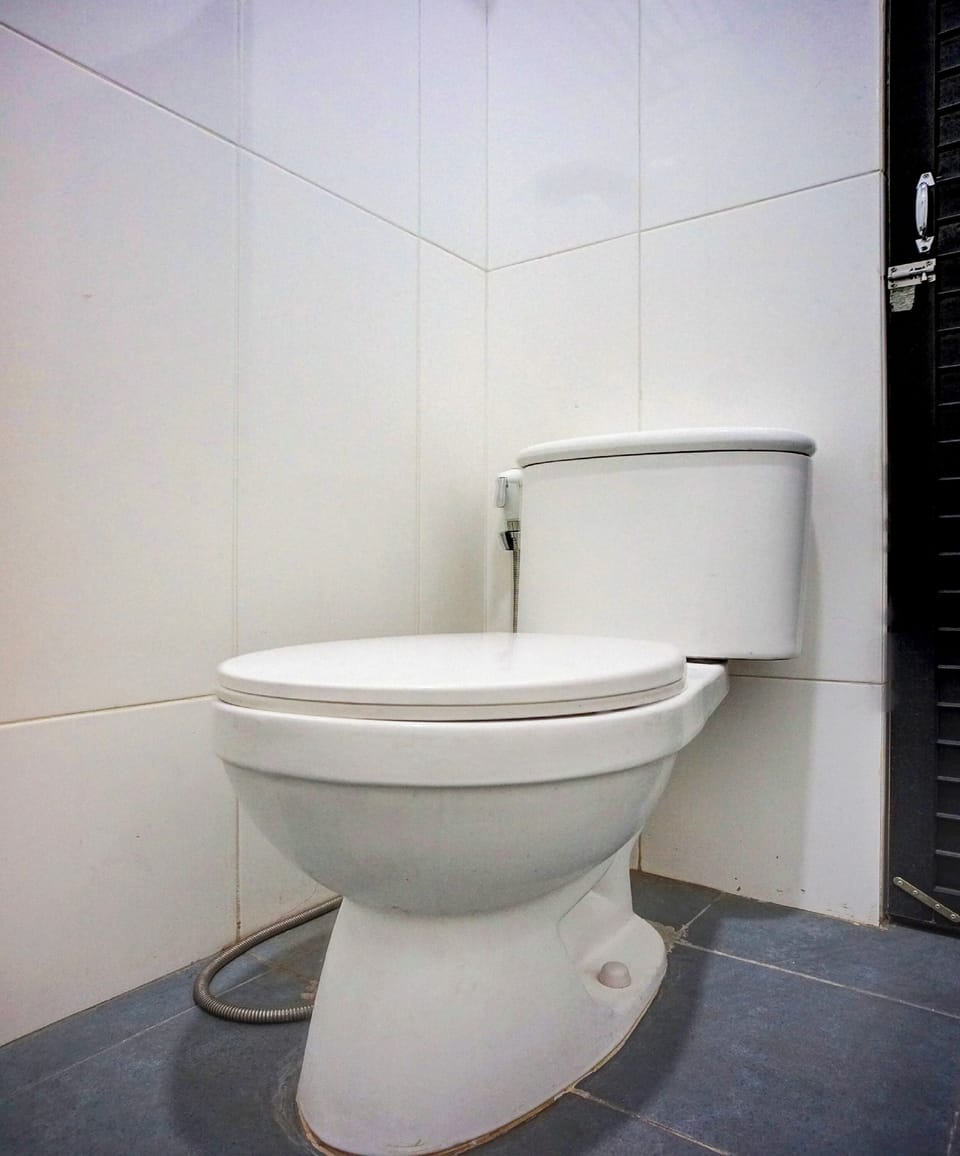 Standard Double Room | Bathroom | Towels, soap, shampoo, toilet paper