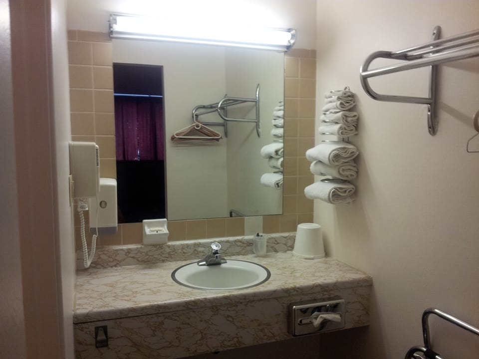 Standard Double Room Single Use | Bathroom amenities | Combined shower/tub, free toiletries, hair dryer, towels