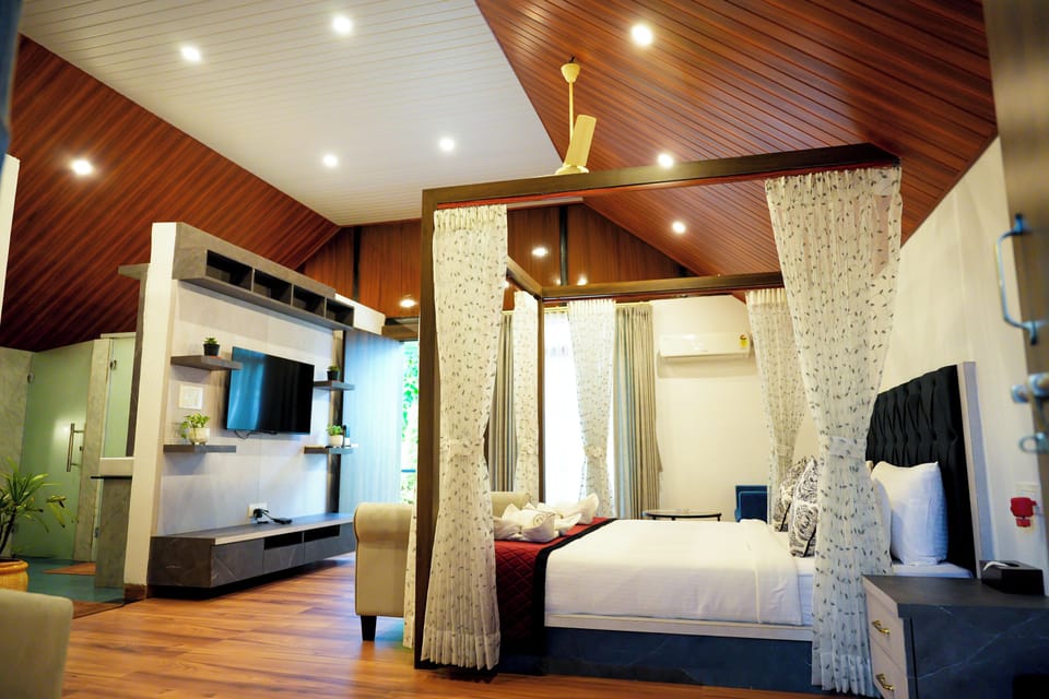 Executive Studio Suite | Desk, laptop workspace, free WiFi, bed sheets