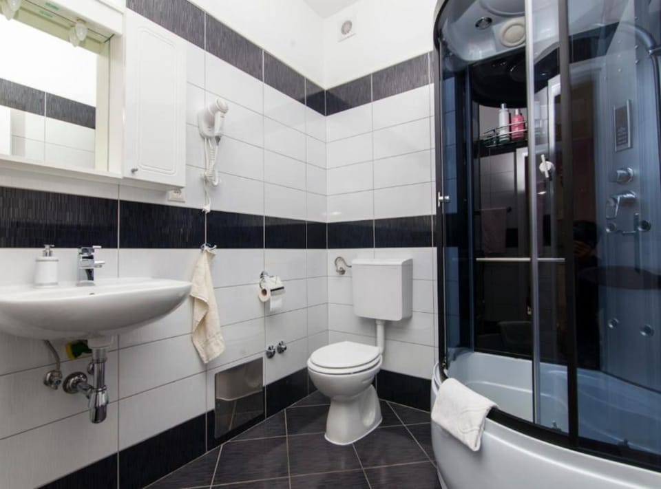 Villa (Villa Ava) | Bathroom | Shower, towels