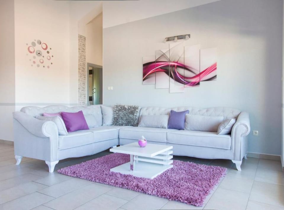 Villa (Villa Ava) | Living room | 32-inch flat-screen TV with digital channels