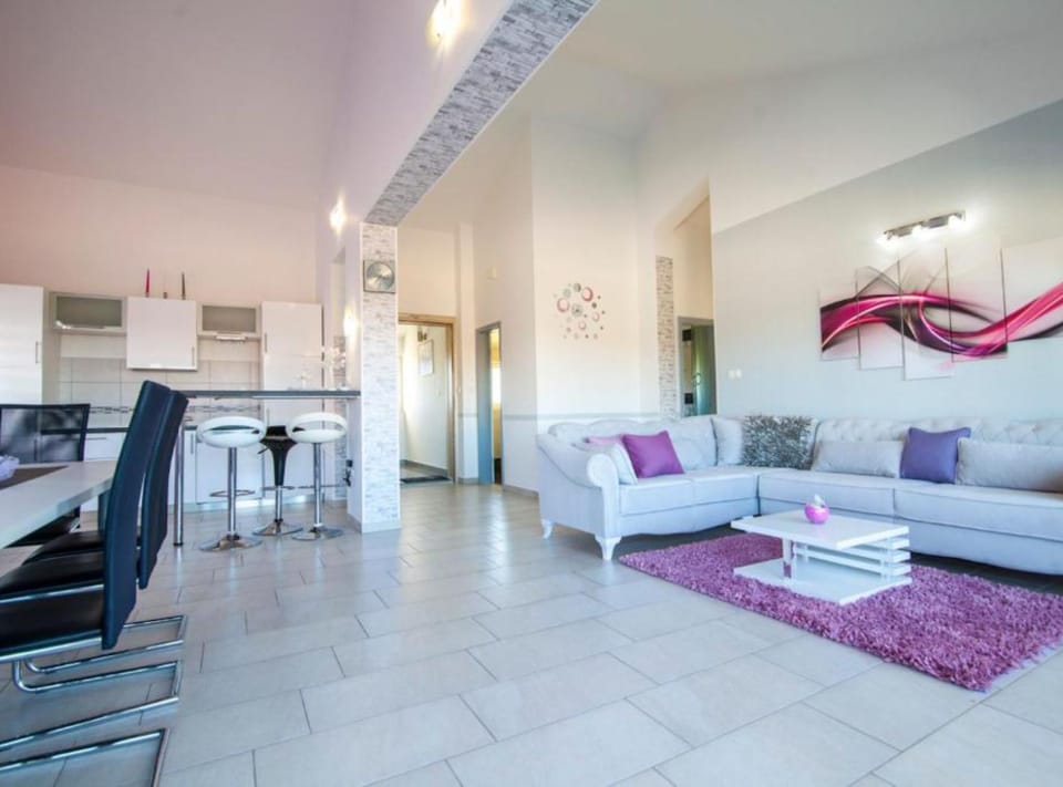 Villa (Villa Ava) | Living room | 32-inch flat-screen TV with digital channels