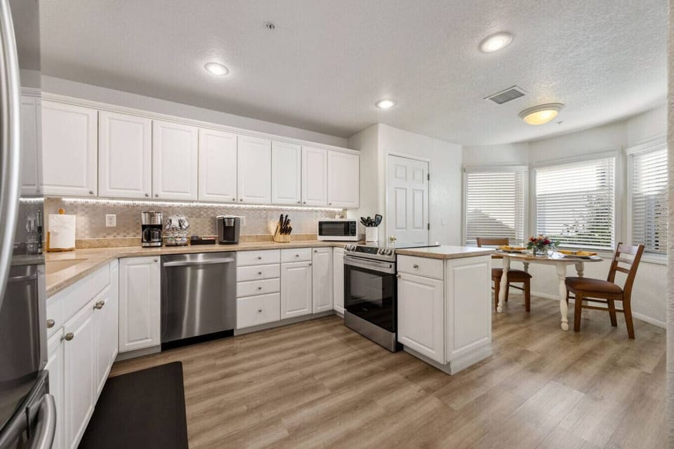 completely stocked kitchen and breakfast nook