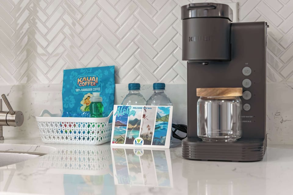 Keurig coffee maker is available in the kitchen.