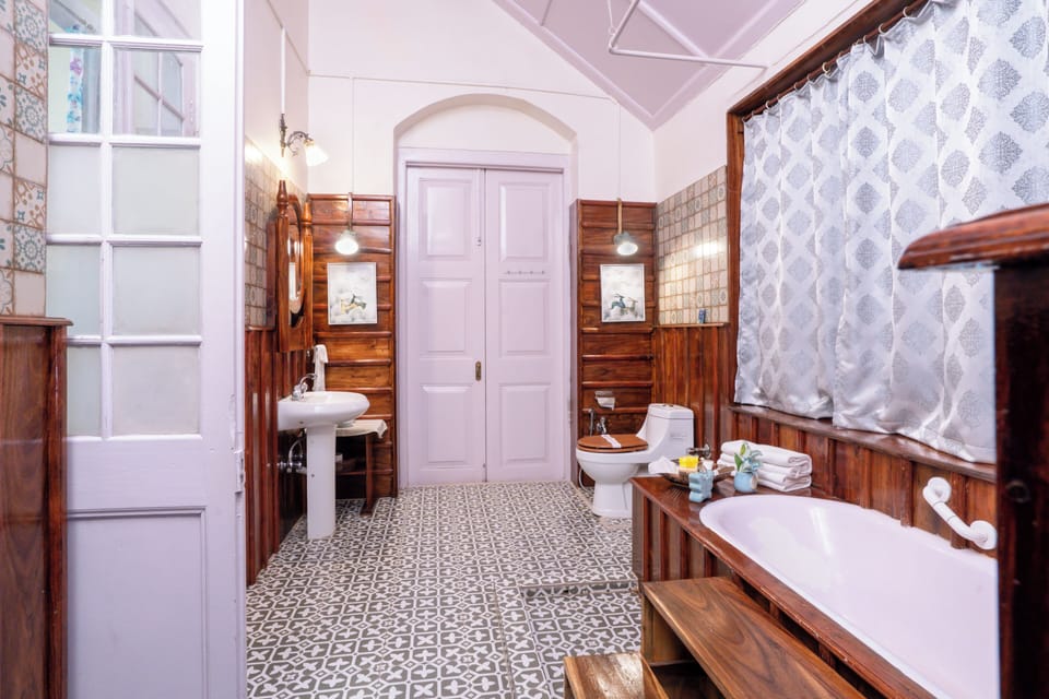 Heritage Suites | Bathroom | Free toiletries, towels, soap, shampoo
