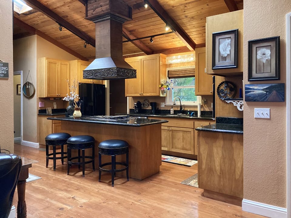 Karens Fern Gully - The well appointed kitchen