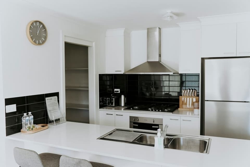 Fully equipped kitchen with stove, oven, fridge, kettle, toaster and more!