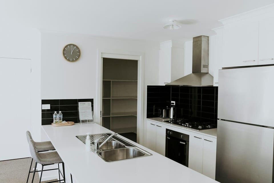 Modern kitchen with breakfast bar