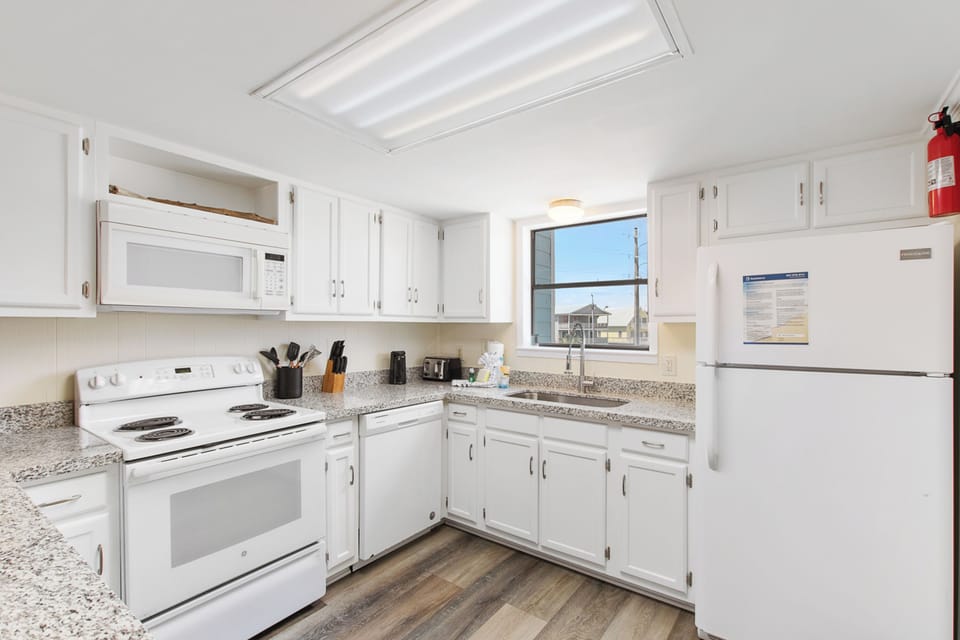 Signature Condo, 2 Bedrooms, Balcony, Pool View | Private kitchen | Fridge, microwave, oven, stovetop