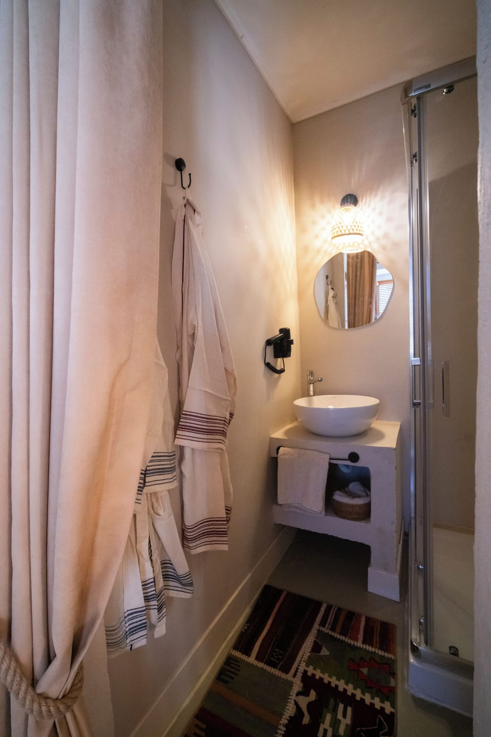 Shower, hair dryer, bathrobes, slippers