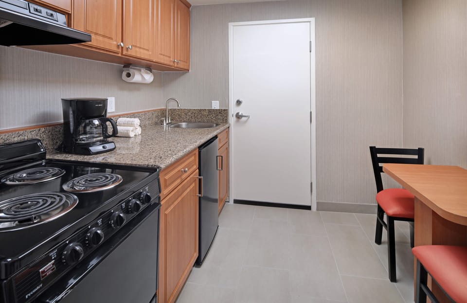 2 Queens with Kitchen | Private kitchen | Coffee/tea maker