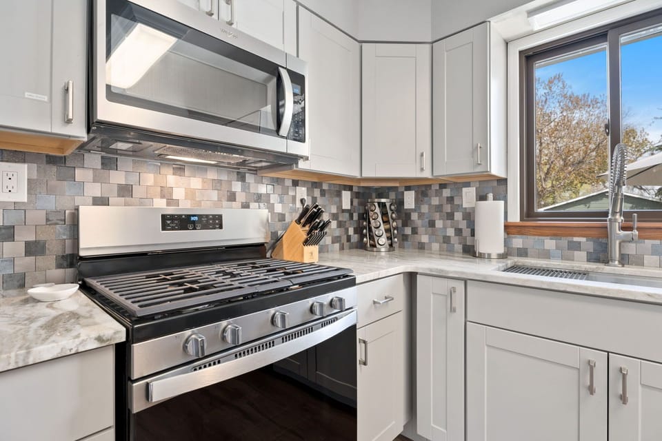 House, Multiple Beds, Hot Tub, Garden View (320 N. Meldrum) | Private kitchen | Fridge, microwave, oven, stovetop