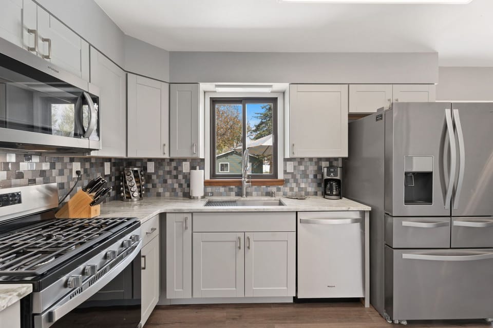 House, Multiple Beds, Hot Tub, Garden View (320 N. Meldrum) | Private kitchen | Fridge, microwave, oven, stovetop