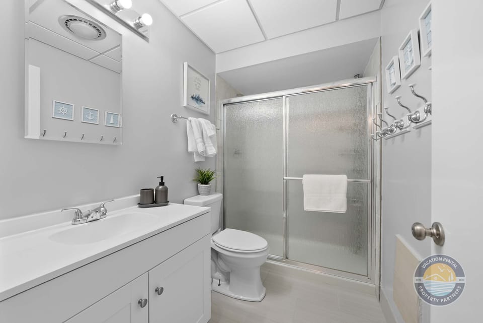 Bright and updated full bathroom with everything you need for a comfortable stay. Fresh towels and essentials are provided.