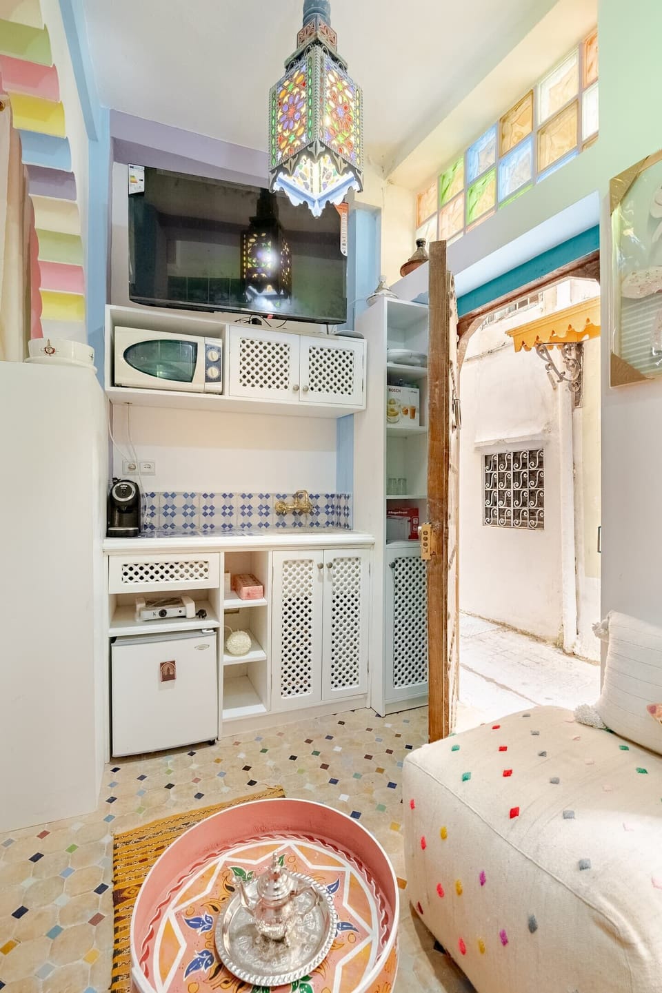 Whip up a light meal or heat up leftovers in this charming kitchenette.