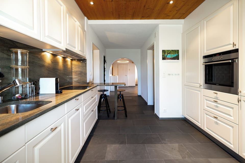 Full-size fridge, microwave, oven, stovetop