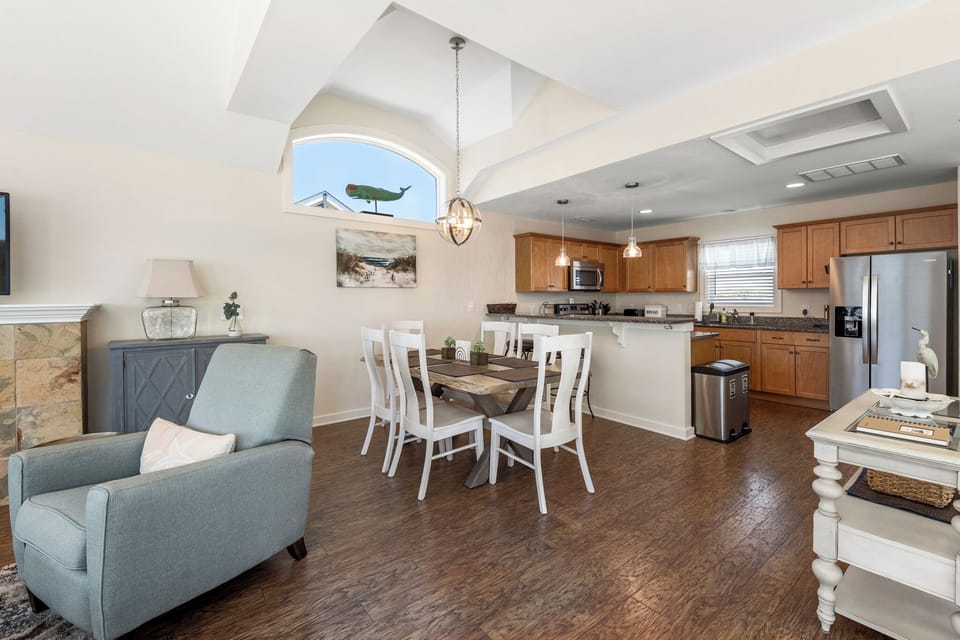 CB23: Stella Blue | Top Level Dining Area