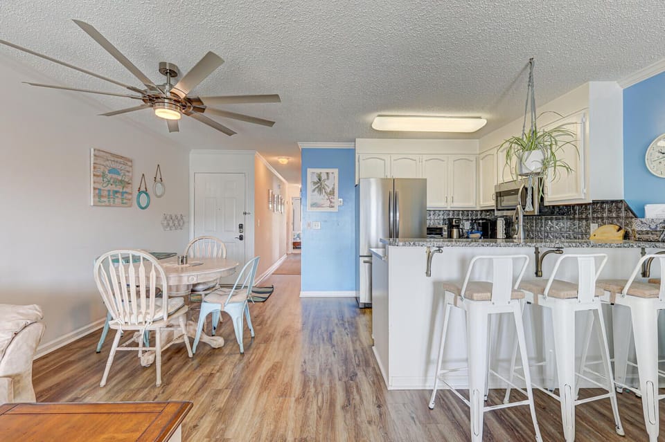 Kitchen/Dining Area