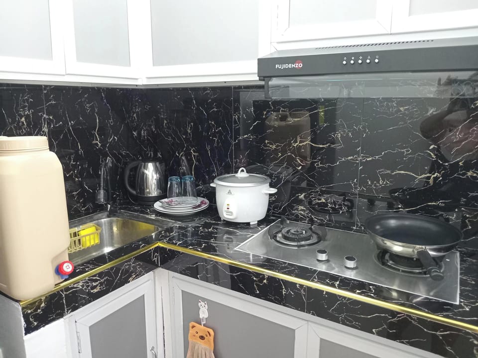 House | Private kitchen | Fridge, microwave, stovetop, electric kettle