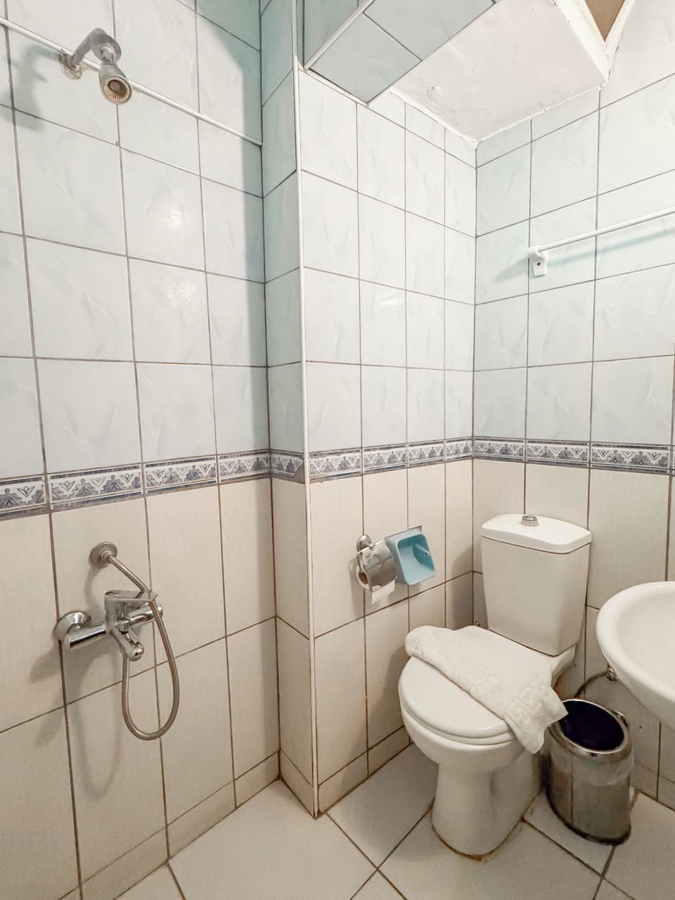 Economy Triple Room | Bathroom | Hair dryer, towels