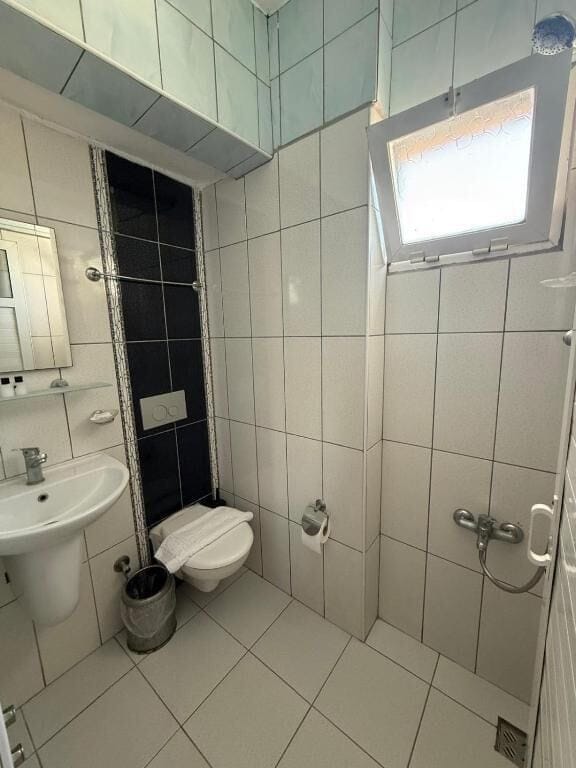Economy Twin Room | Bathroom | Hair dryer, towels
