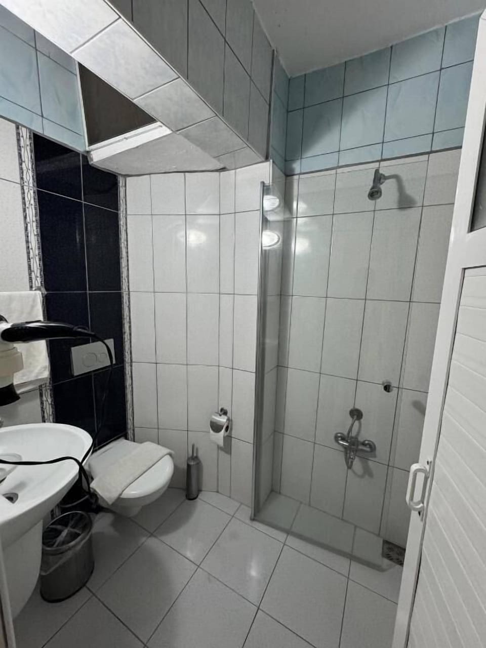 Economy Double Room | Bathroom | Hair dryer, towels