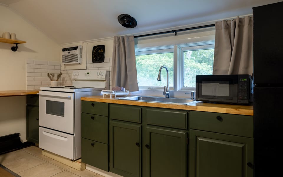 Basic Studio Suite | Memory foam beds, desk, WiFi (free), bed sheets