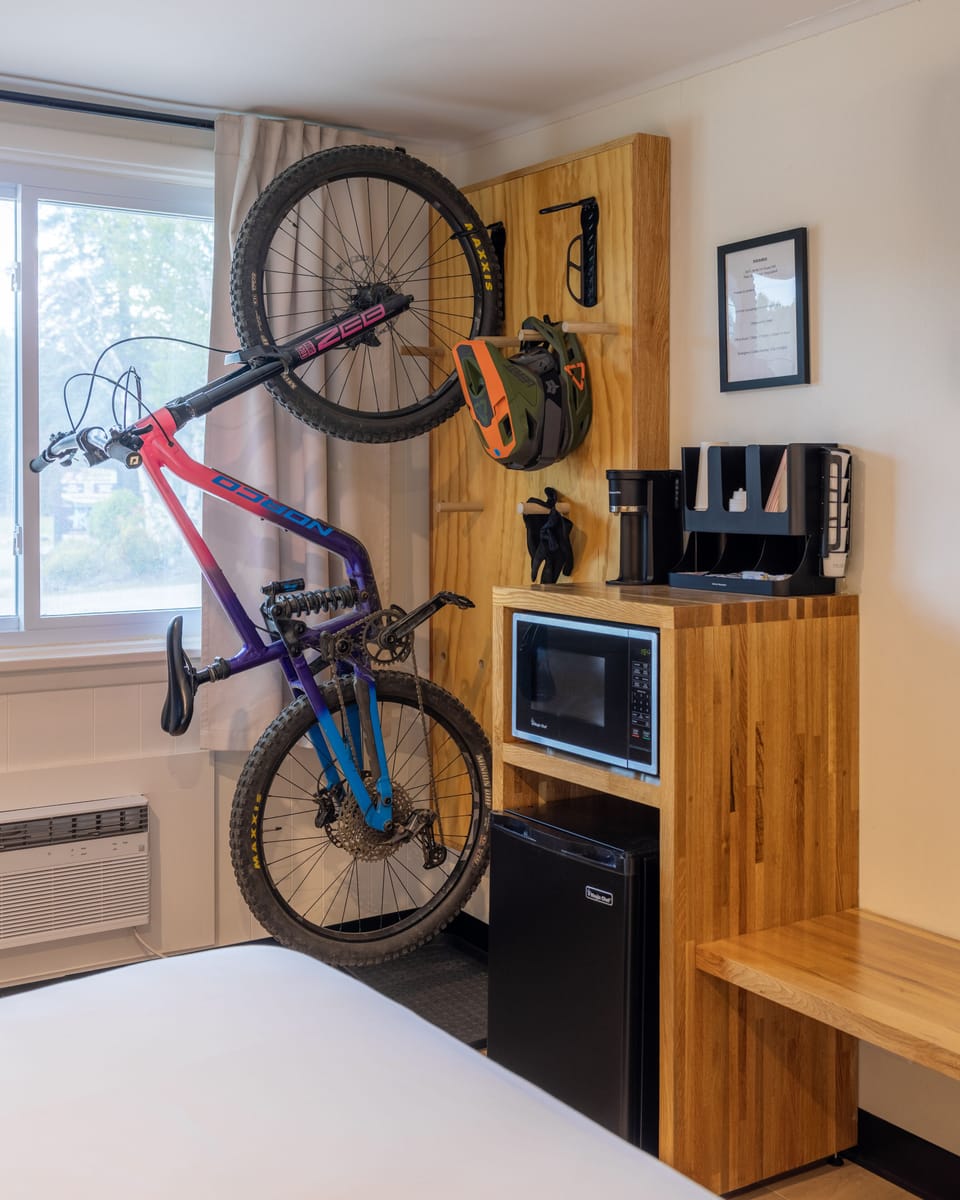 Premium Room, 1 Queen Bed | Memory foam beds, desk, WiFi (free), bed sheets