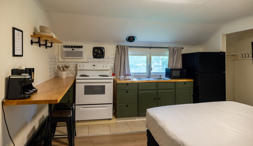 Basic Studio Suite | Memory foam beds, desk, WiFi (free), bed sheets