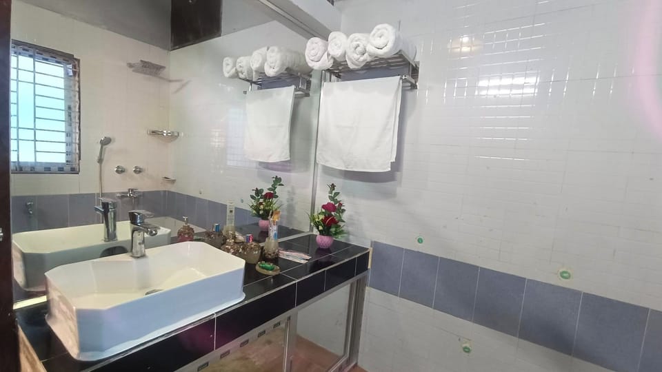 Deluxe Double or Twin Room | Bathroom | Slippers