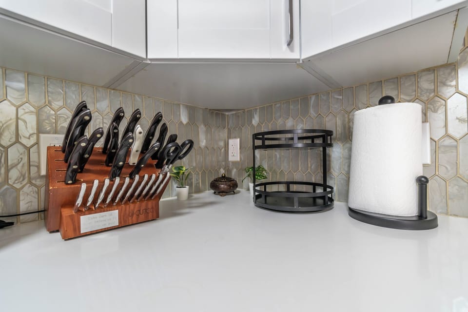 Pots, pans, plates, silverware, kitchen knives & utensils all provided.