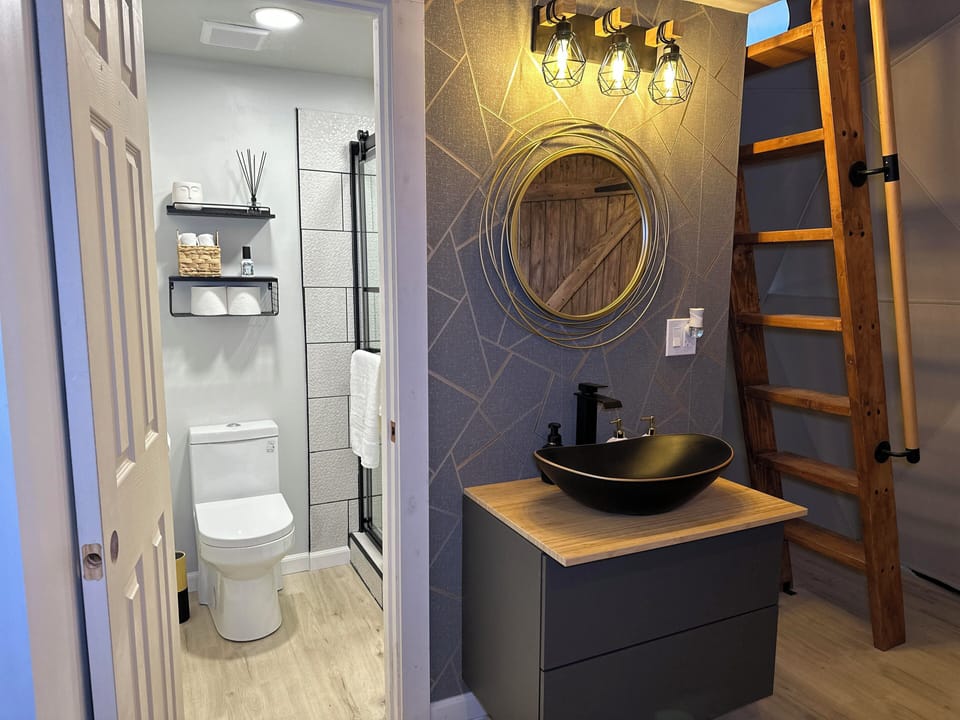 Shower, rainfall showerhead, free toiletries, hair dryer