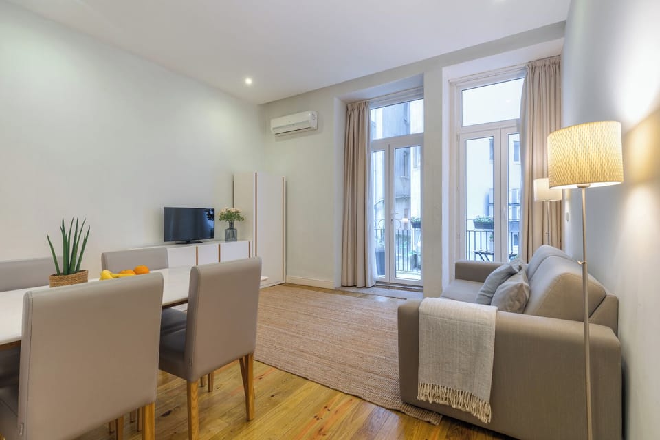 Deluxe Apartment | Living area | Flat-screen TV