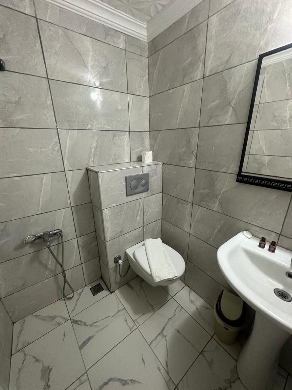 Standard Triple Room | Bathroom | Shower, hair dryer, towels
