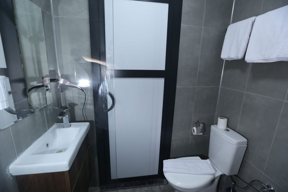 Comfort Triple Room | Bathroom | Slippers