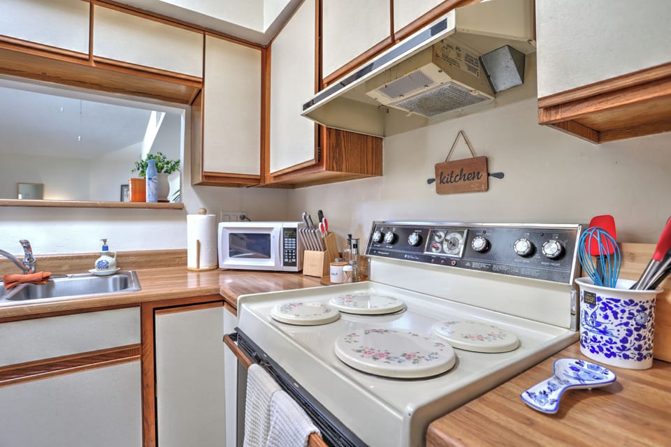 Fully stocked/equipped Kitchen