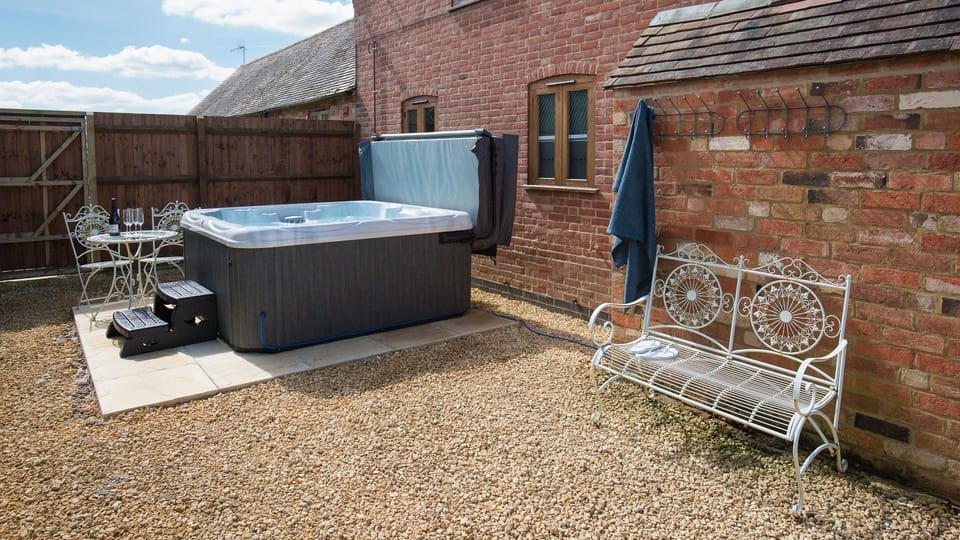 Hot Tub, Siskin Barn, Bolthole Retreats