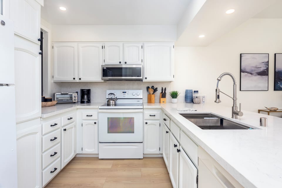 Fully updated, well-stocked kitchen