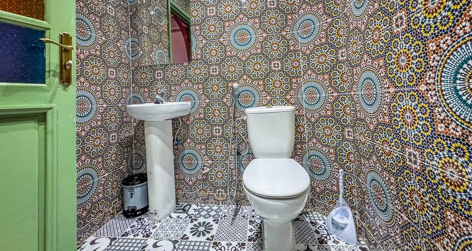 Shower, rainfall showerhead, free toiletries, bidet