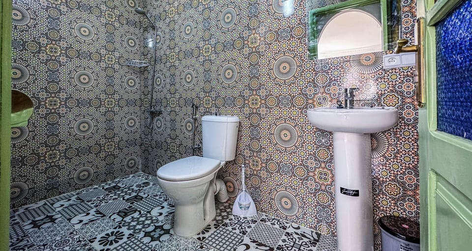 Shower, rainfall showerhead, free toiletries, bidet