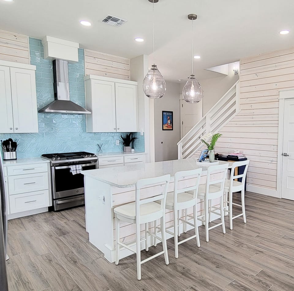 The Laguna Lady was recently constructed and has tasteful, coastal decor