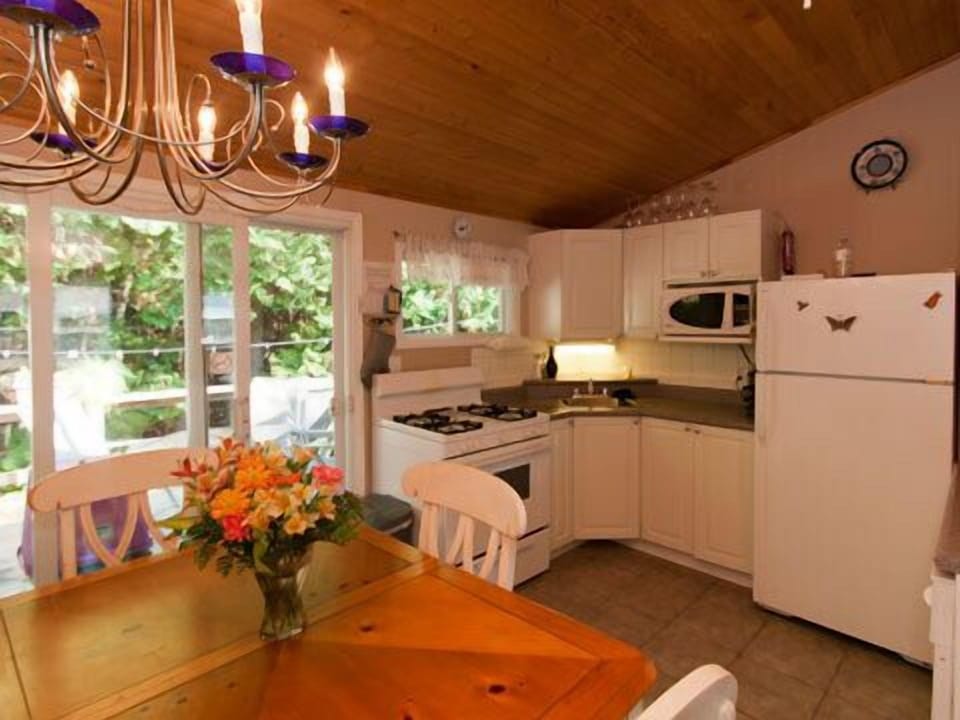 Classic Cottage, 2 Bedrooms (Cottage 3, 4 & 5) | Private kitchen | Full-size fridge, microwave, stovetop, coffee/tea maker