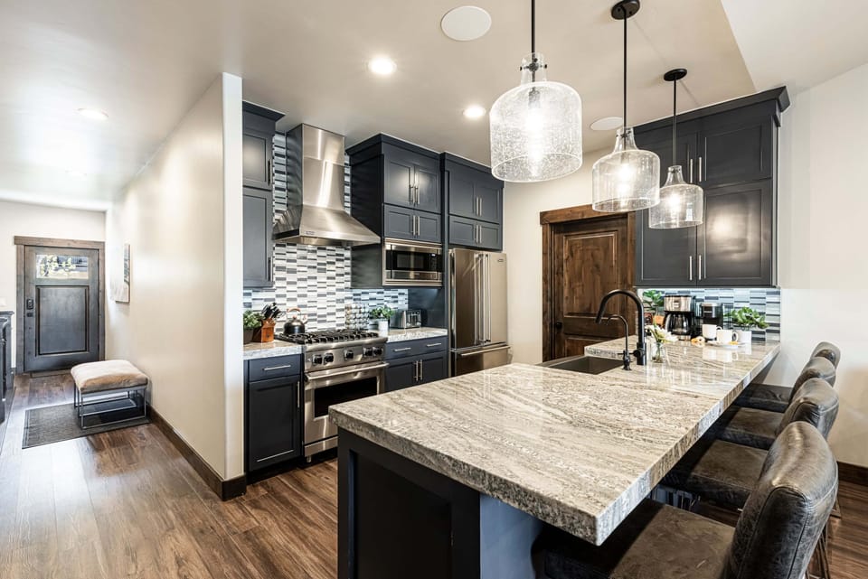Fully equipped kitchen with Viking appliances and high end finishes