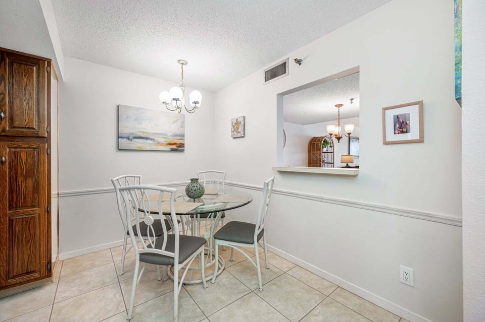 Breakfast nook right off the kitchen